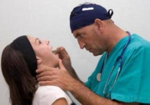 Застрягла рибна кістка в горлі: як витягнути