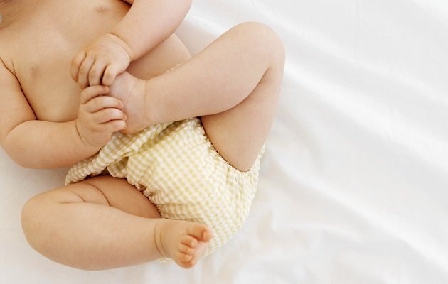 Зелений кал у немовляти – якого кольору повинен бути стілець у немовляти