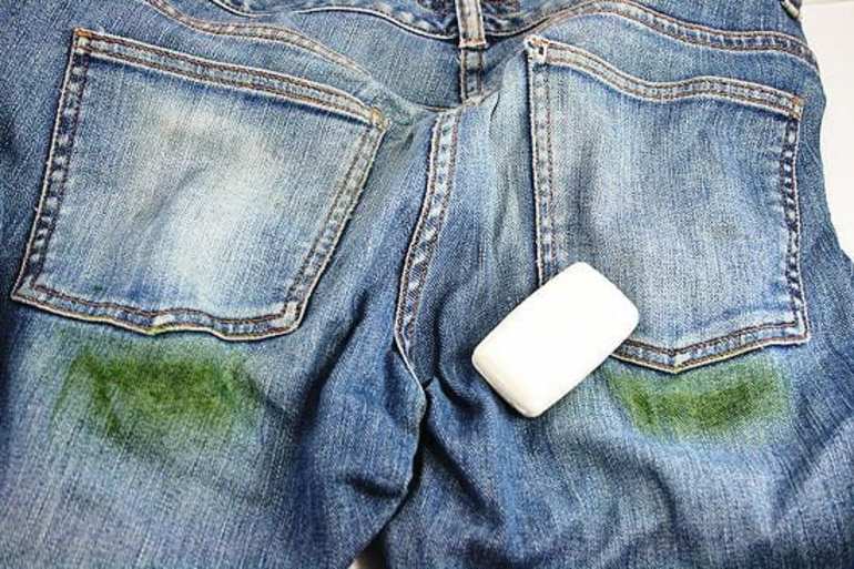 Зелёные пятна на штанах: чем вывести траву с одежды Зелёные пятна на штанах: чем вывести траву с одежды