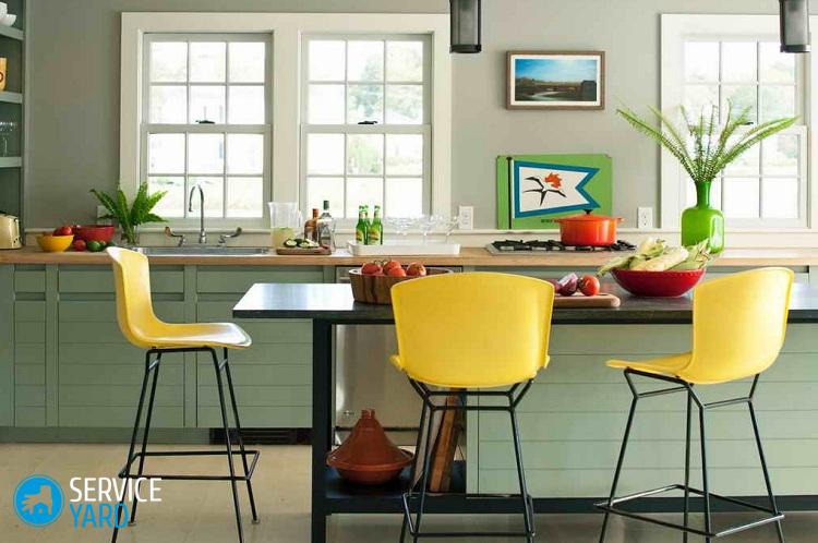 Желто-зеленые обои на кухне